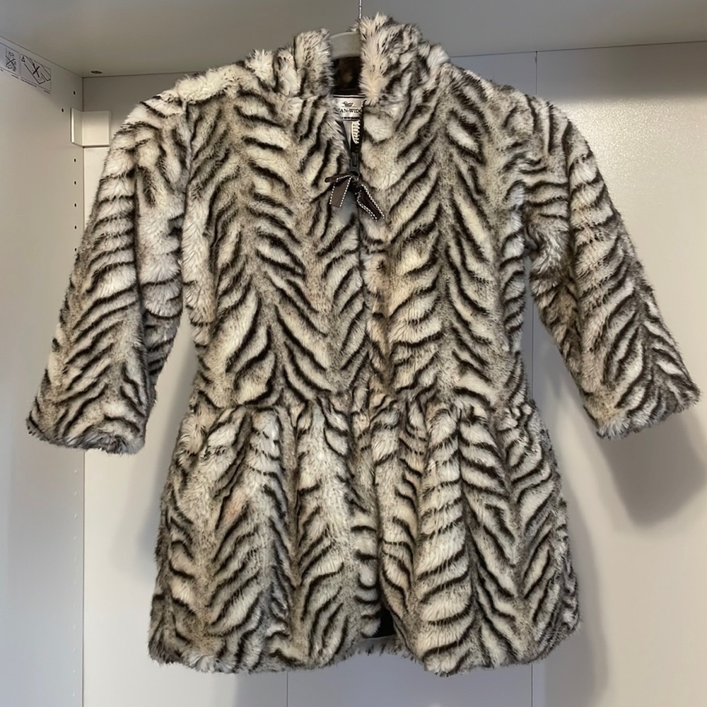 American Widgeon black and white‎ tiger print coat size 5